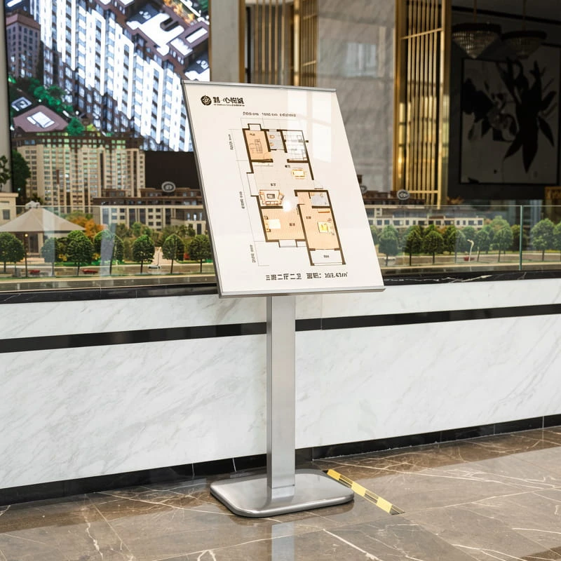 Supporto per poster da pavimento argento lucido con cornice inclinata a inserimento