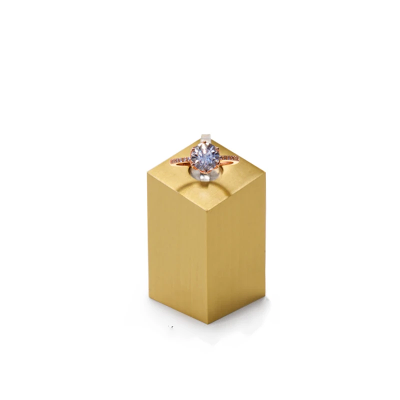 JW025-avec une bague exposée