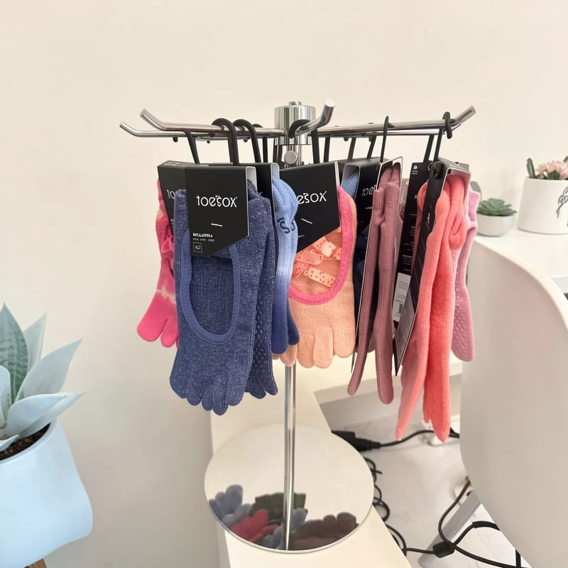 SK003-displaying gloves