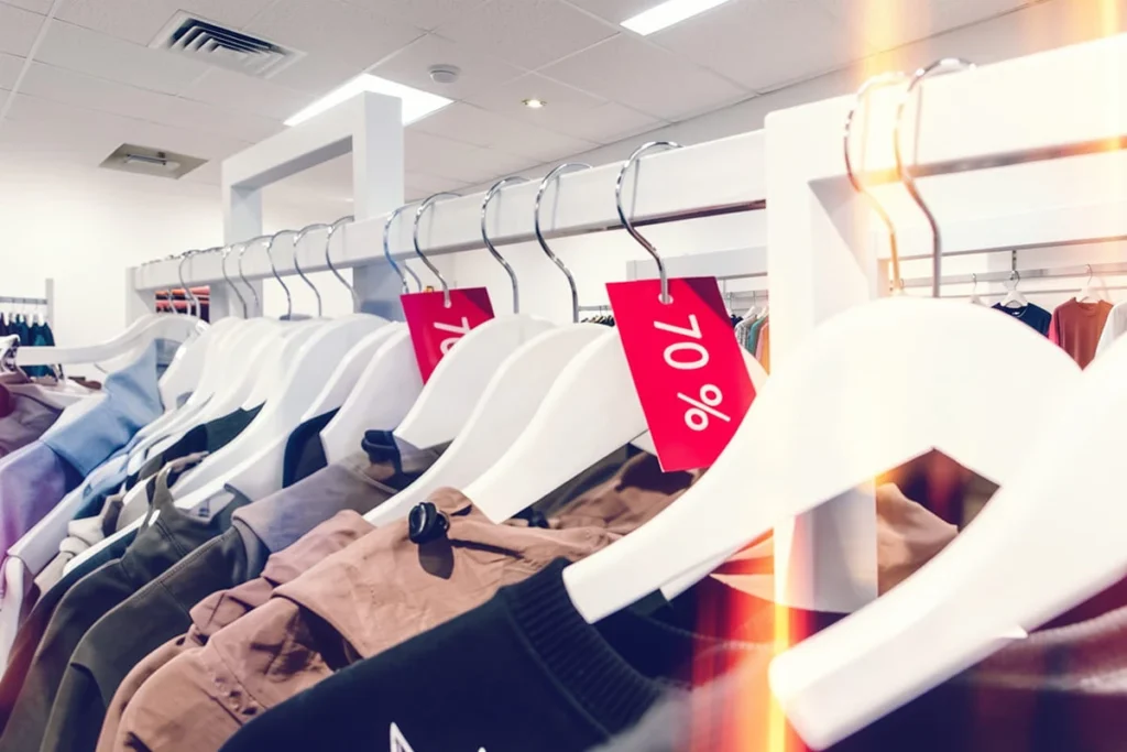 portants à vêtements dans un magasin