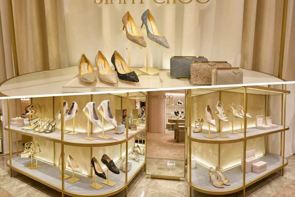supports réglables pour talons hauts dans une boutique